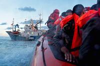 Il salvataggio dei migranti al largo di Lampedusa da parte della nave della Ong spagnola in navigazione verso Ortona