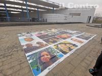 Lo striscione con le foto delle vittime all'ingresso del tribunale (foto G.Lattanzio)