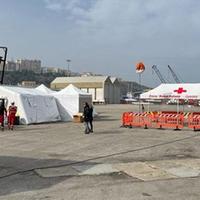 Le strutture allestite sulla banchina del porto per l'accoglienza dei migranti