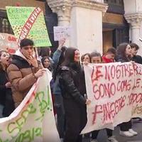 La protesta degli studenti in Corso Marrucino