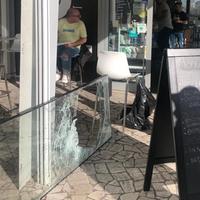 Il vetro spaccato nel bar di Villa Raspa di Spoltore