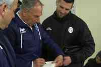 Zeman autografa il suo libro al termine della partita