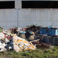 Il deposito di rifiuti scoperto vicino al capannone della rivendita