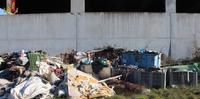 Il deposito di rifiuti scoperto vicino al capannone della rivendita