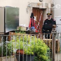 I carabinieri davanti alla casa del duplice tentato omicidio nella campagna di Civitaquana (foto G.Lattanzio)