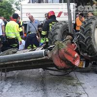 I soccorsi dopo l'incidente con il trattore (foto di Gianfranco Daccò)