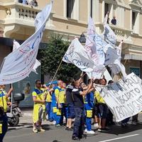 La protesta dei corrieri davanti alla sede di Poste in corso Vittorio
