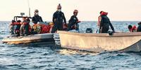 Un momento del secondo salvataggio di 32 migranti da parte della Sea Eye 4
