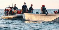 Un momento del secondo salvataggio di 32 migranti da parte della Sea Eye 4