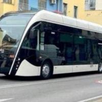 Il filobus già acquistato da Tua lungo 18 metri e per 134 passeggeri nella foto del Comitato Strada parco bene comune