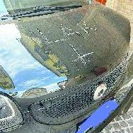 Una delle auto danneggiate a Mosciano graffiata con la scritta Valak sul cofano