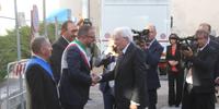 La stretta di mano del presidente Mattarella con il sindaco Biondi