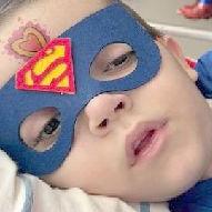 Giorgio, 7 anni, con la mascherina di Superman