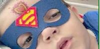 Giorgio, 7 anni, con la mascherina di Superman