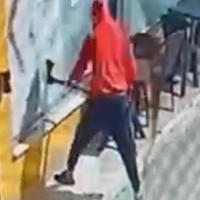 Il ladro con l'ascia in una frammento del video effettuato dalle telecamere di sicurezza del bar