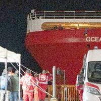 La nave dela Ong appena arrivata nel porto di Ortona (foto di Marco Zaccagnini)