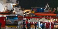La Ocean Viking nel porto di Ortona durante le operazioni di sbarco dei migranti (foto G.Lattanzio)