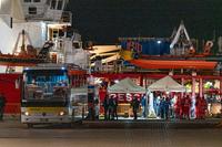 La Ocean Viking nel porto di Ortona durante le operazioni di sbarco dei migranti (foto G.Lattanzio)