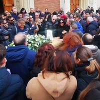 Folla ai funerali di Barbara Paolone (foto G. Lattanzio)