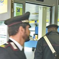 Indagini del carabinieri in un ufficio postale