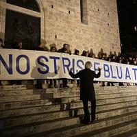 Lo striscione di protesta in piazza Martiri della Libertà (foto Giampiero Marcocci)