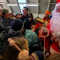 Il Babbo Natale del Reparto volo della polizia di Pescara (foto G. Lattanzio)