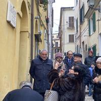 La targa celebrativa affissa a Chieti per ricordare il poeta Raffaele Fraticelli