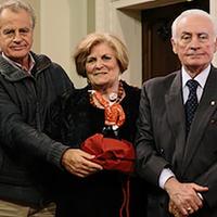 Una foto recente di Walter Di Mattia (ultimo a destra) mentre riceve insieme alla moglie Ginevra il Premio Annino Di Giacinto dal patron della Coppa Interamnia Pierluigi Montauti