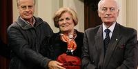 Una foto recente di Walter Di Mattia (ultimo a destra) mentre riceve insieme alla moglie Ginevra il Premio Annino Di Giacinto dal patron della Coppa Interamnia Pierluigi Montauti
