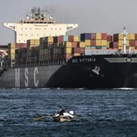 Navi portacontainer nel canale di Suez