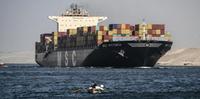 Navi portacontainer nel canale di Suez