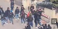 Un fermo immagine del video sugli scontri tra tifosi