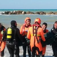 I soccorritori al Foro di Ortona riportano a riva uno dei due corpi dei fratellini annegati