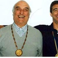 Geppino D'Altrui con la medaglia d'oro delle Olimpiadi e il figlio Marco