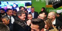 Marsilio riceve l'abbraccio dei suoi elettori nel Comitato di Pescara (foto di Giampiero Lattanzio)