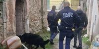 Agenti dell'Unità cinofili di Pescara impiegati nelle perquisizioni a Celano