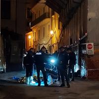 Investigatori in via Fortebraccio sul luogo del ritrovamento del cadavere (foto Raniero Pizzi)