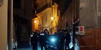 Investigatori in via Fortebraccio sul luogo del ritrovamento del cadavere (foto Raniero Pizzi)
